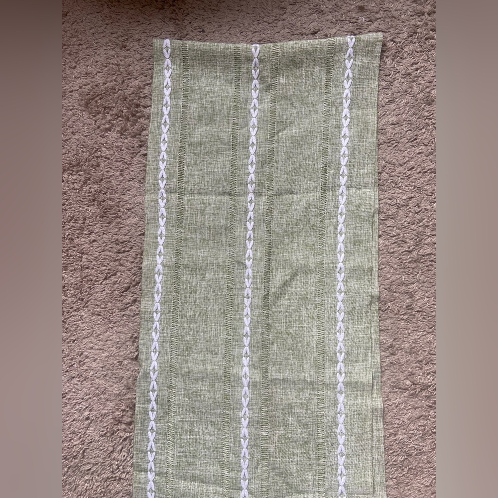 Elegant Green Table Runner - Picture 2 of 7